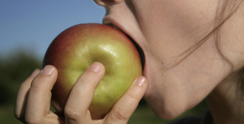 Tips Memakan Buah dengan Kulitnya